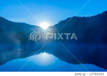 湖畔の朝陽 12760261