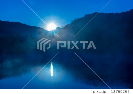 湖畔の朝陽 12760262