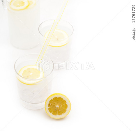 fresh lemonade drink 12761729