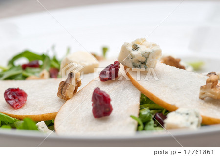 Fresh pears arugula gorgonzola cheese salad 12761861