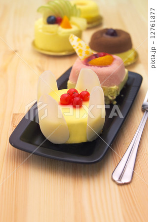 fresh berry fruit cake 12761877