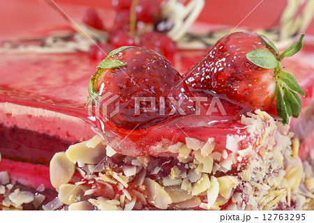 Strawberry Cake 12763295