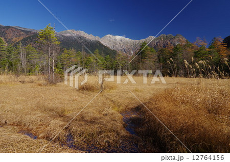 秋の穂高連峰と田代湿原（上高地） 12764156