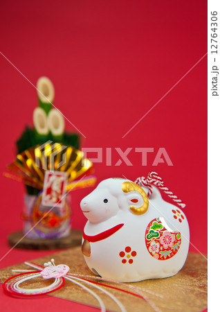 門松と羊の土鈴 門松と羊の土鈴 12764306