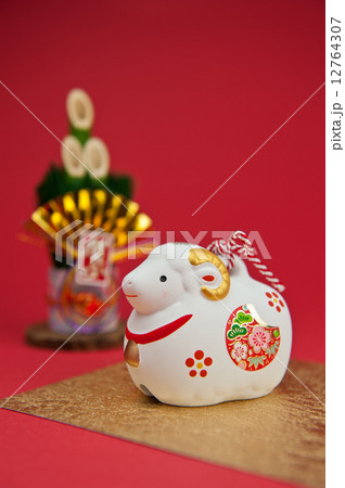 門松と羊の土鈴 12764307
