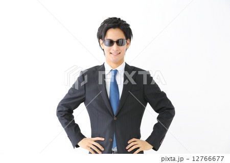 サングラス・男性ビジネスマン 12766677