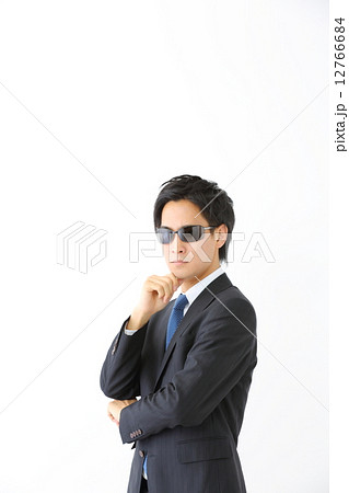 サングラス・男性ビジネスマン 12766684