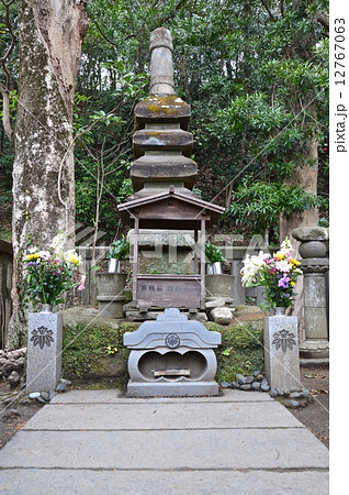 源頼朝の墓 白旗神社 神奈川県鎌倉市西御門 の写真素材