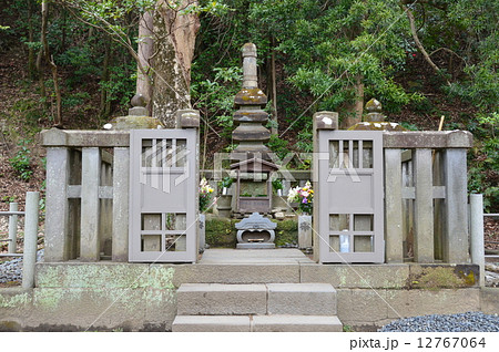 源頼朝の墓(白旗神社/神奈川県鎌倉市西御門) 源頼朝の墓(白旗神社/神奈川県鎌倉市西御門) 12767064