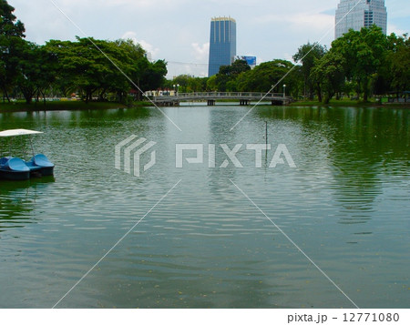 ルンピニー公園の人工池(バンコク/タイ王国) ルンピニー公園の人工池(バンコク/タイ王国) 12771080