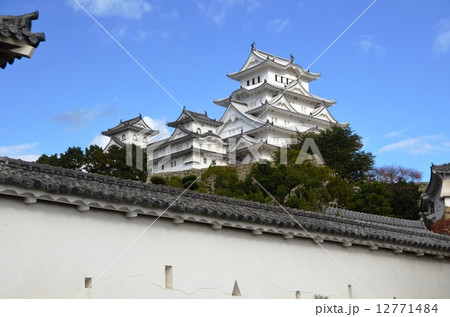 紅葉に彩られた姫路城 12771484