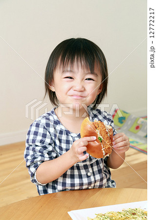 パンを食べる可愛い子供の写真素材