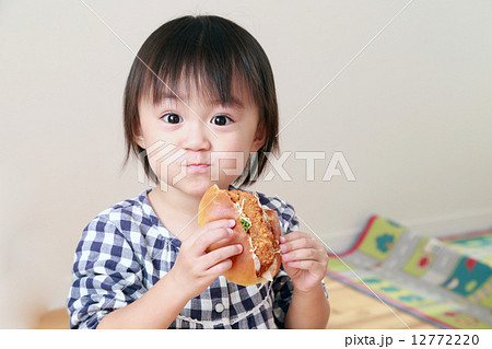 パンを食べる可愛い子供の写真素材