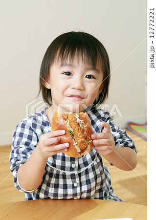 パンを食べる可愛い子供の写真素材