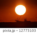 日の出と水平線と漁船 12773103