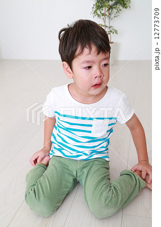 泣いた顔の子ども 12773709