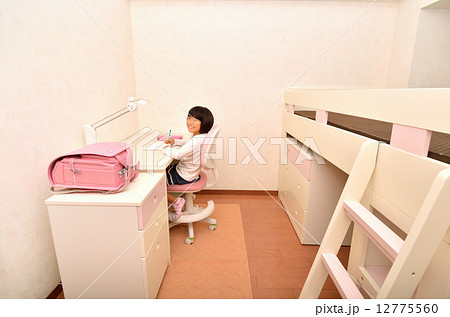 子供部屋で勉強する小学生の女の子の写真素材