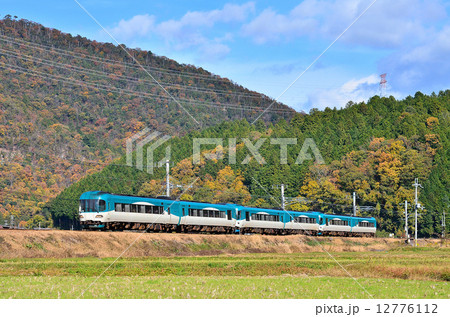 鉄道 　列車　山陰本線　京都口　ＫＴＲ　北タンゴ鉄道　8000系　園部～船岡　紅葉　もみじ　モミジ　秋　築堤　南丹市　特急　JR西日本　嵯峨野線　　はしだて　まいづる 12776112