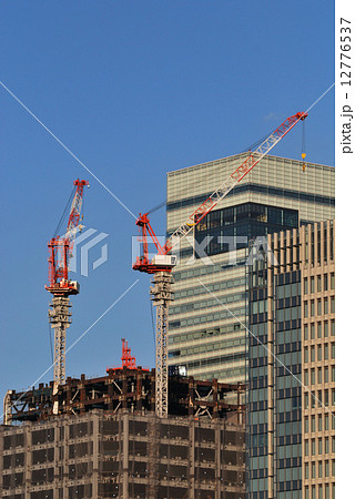 高層ビル建築中のタワークレーン 12776537