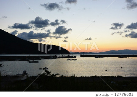 夕暮れ時の海 夕暮れ時の海 12776603