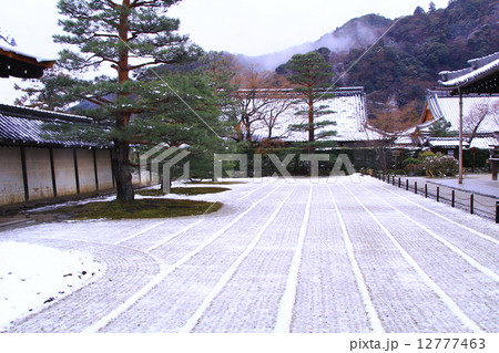 天龍寺（京都・嵐山）雪の庭園から禅堂を見る 12777463