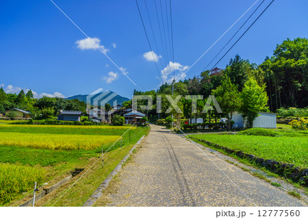 馬籠宿へと向かう中山道の風景 12777560