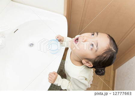 うがい女の子 12777663