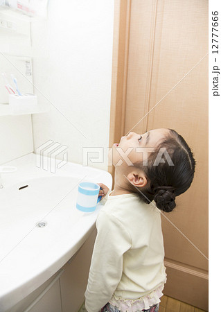 うがい女の子 12777666