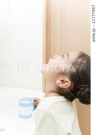 うがい女の子 12777667