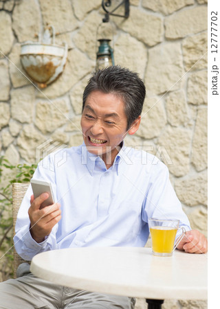 怒る男性 12777702