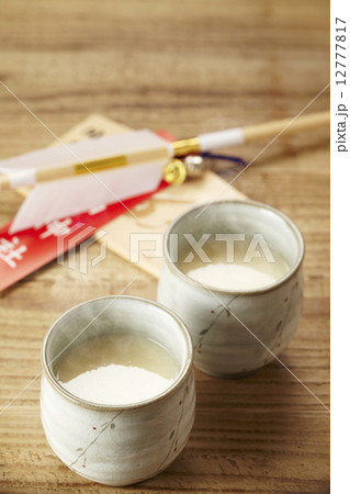 甘酒と破魔矢 12777817