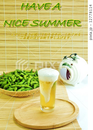 暑中見舞いテンプレート・こぼれるビールの泡と山盛りの茹で枝豆と蚊遣り豚・濃緑文字「HAVE A NICE SUMMER」茶色コメントあり簾バック縦位置 12778114