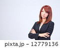 スーツのオフィスレディ　腕組み 12779136