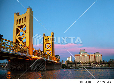 Golden Gates drawbridge in Sacramento 12779183
