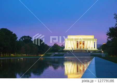 The Abraham Lincoln Memorial in Washington, DC 12779186