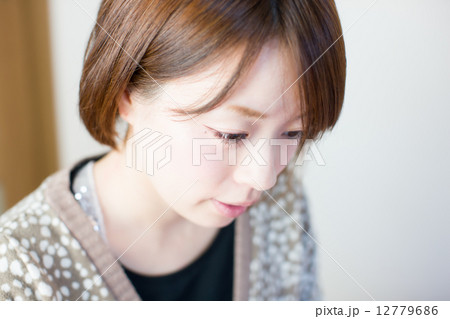 若い女性の顔のアップ 若い女性の顔のアップ 12779686