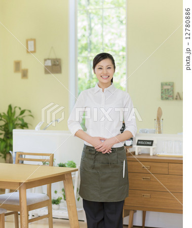 カフェの女性店員 カフェの女性店員 12780886