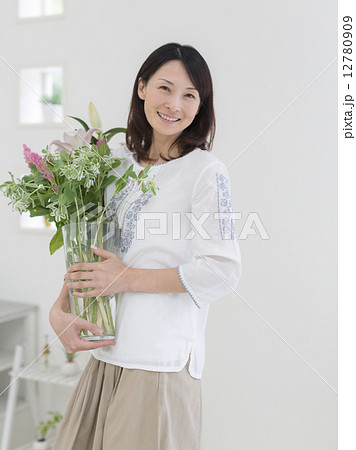 花瓶を持つ日本人女性 花瓶を持つ日本人女性 12780909