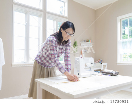 裁縫をする日本人女性 裁縫をする日本人女性 12780931