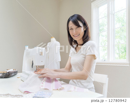 ミシンで縫う日本人女性 12780942
