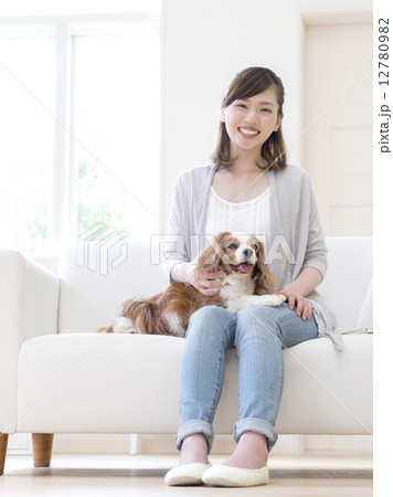 ソファに座る女性と犬 ソファに座る女性と犬 12780982