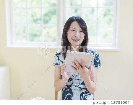 タブレットPCを操作する日本人女性 12781004