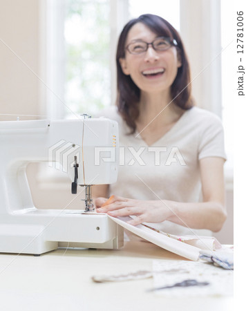 ミシンで縫う日本人女性 12781006