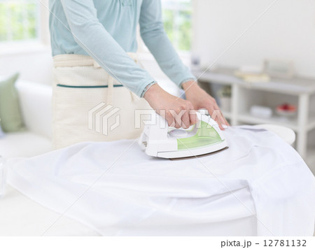 シャツにアイロンをかける女性 12781132