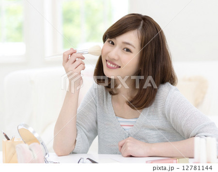 メイクをする女性 メイクをする女性 12781144