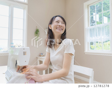 ミシンで縫う日本人女性 12781278