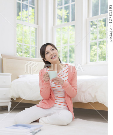 ティータイムの女性 12781295
