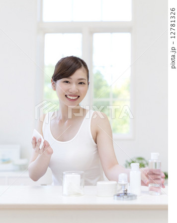 スキンケアをする女性 12781326