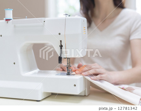 ミシンで縫う日本人女性 12781342