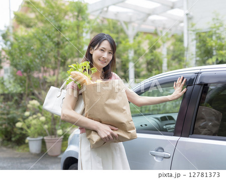 買い物袋を持つ日本人女性 12781373